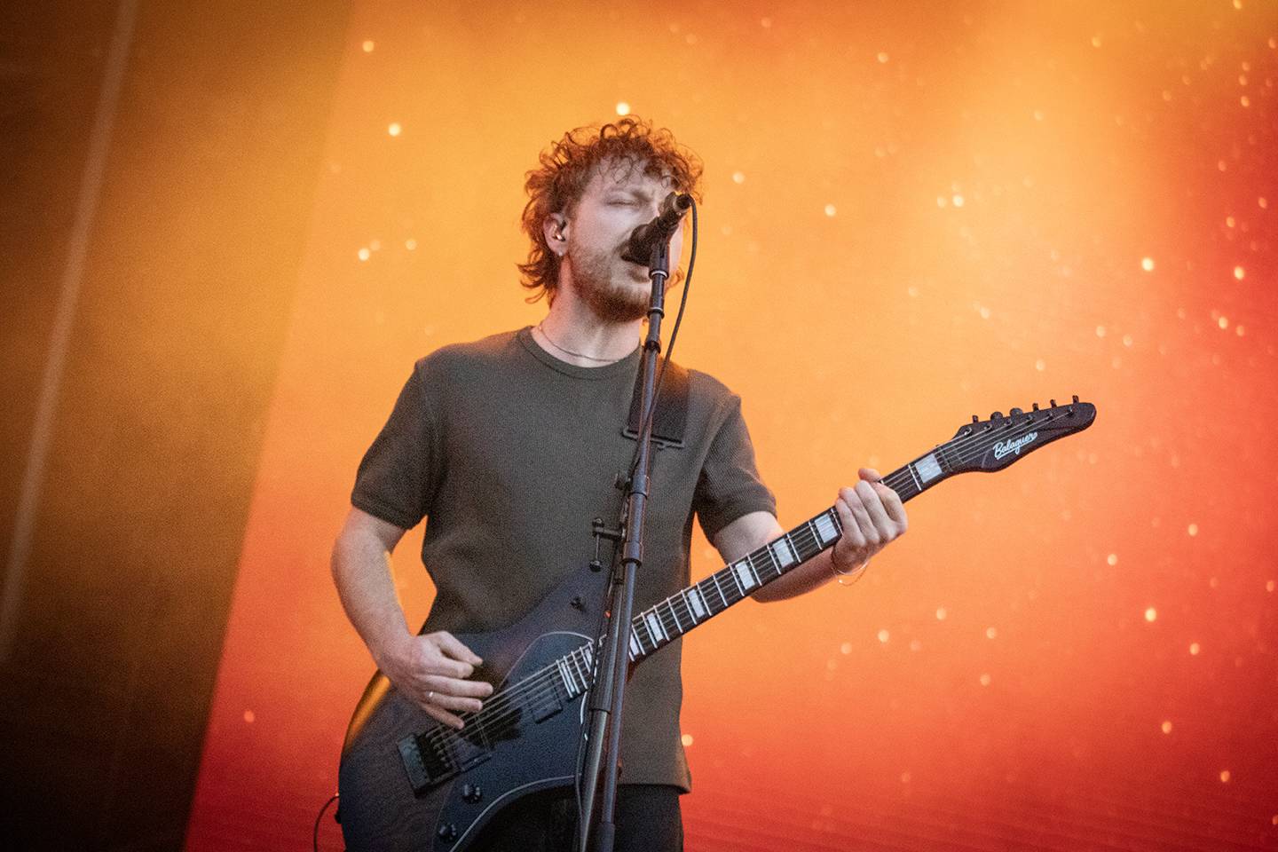 Čtvrtý den na Rock for People zazářili Silent Planet a Within Temptation, pobavil Tigran