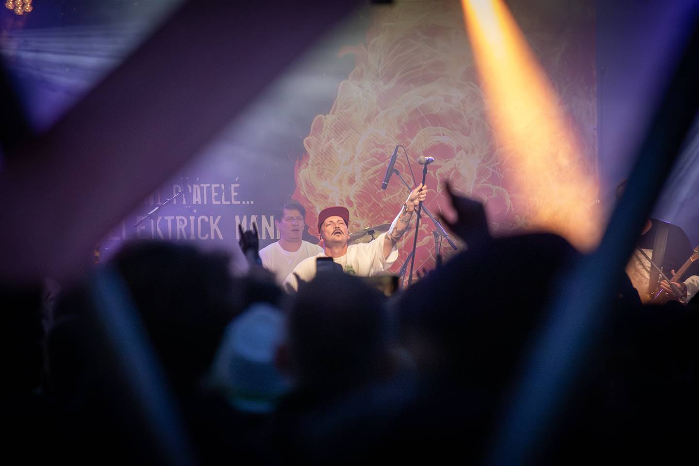 Čtvrtý den na Rock for People zazářili Silent Planet a Within Temptation, pobavil Tigran