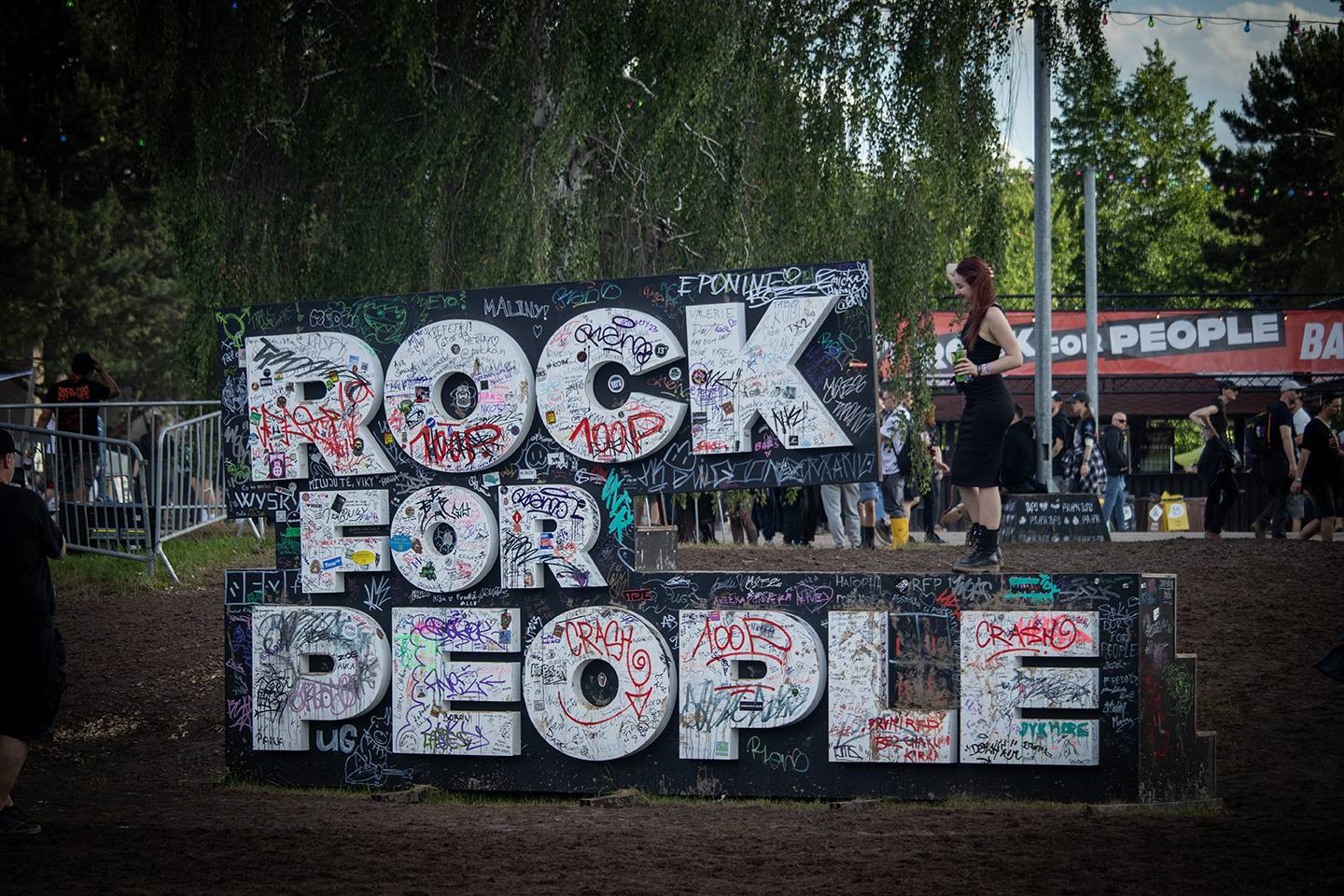 Čtvrtý den na Rock for People zazářili Silent Planet a Within Temptation, pobavil Tigran