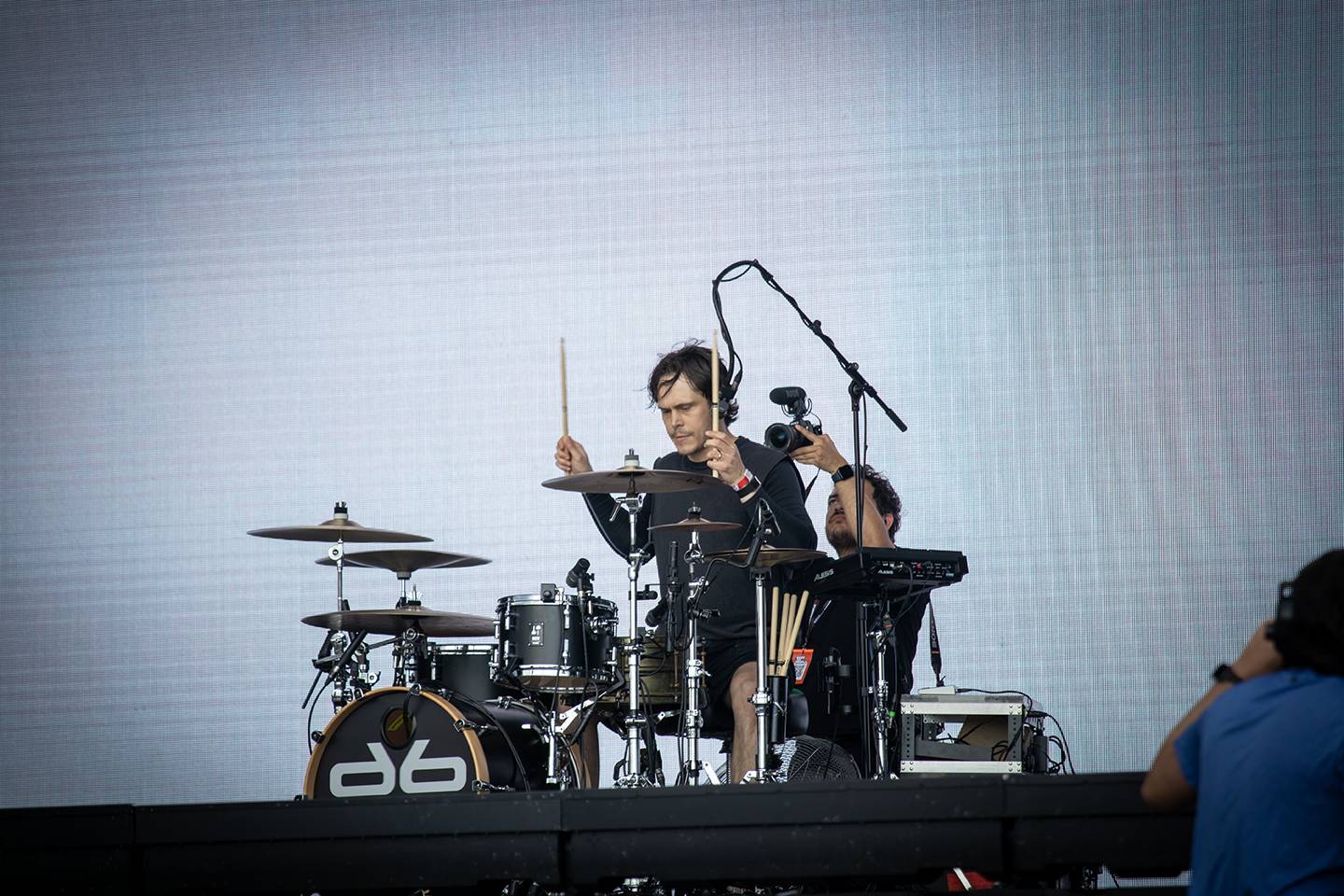 Čtvrtý den na Rock for People zazářili Silent Planet a Within Temptation, pobavil Tigran