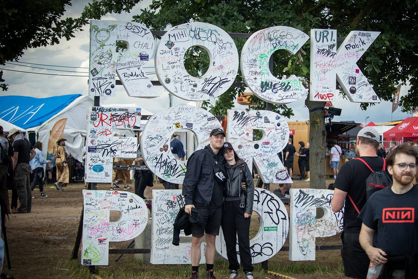 Čtvrtý den na Rock for People zazářili Silent Planet a Within Temptation, pobavil Tigran