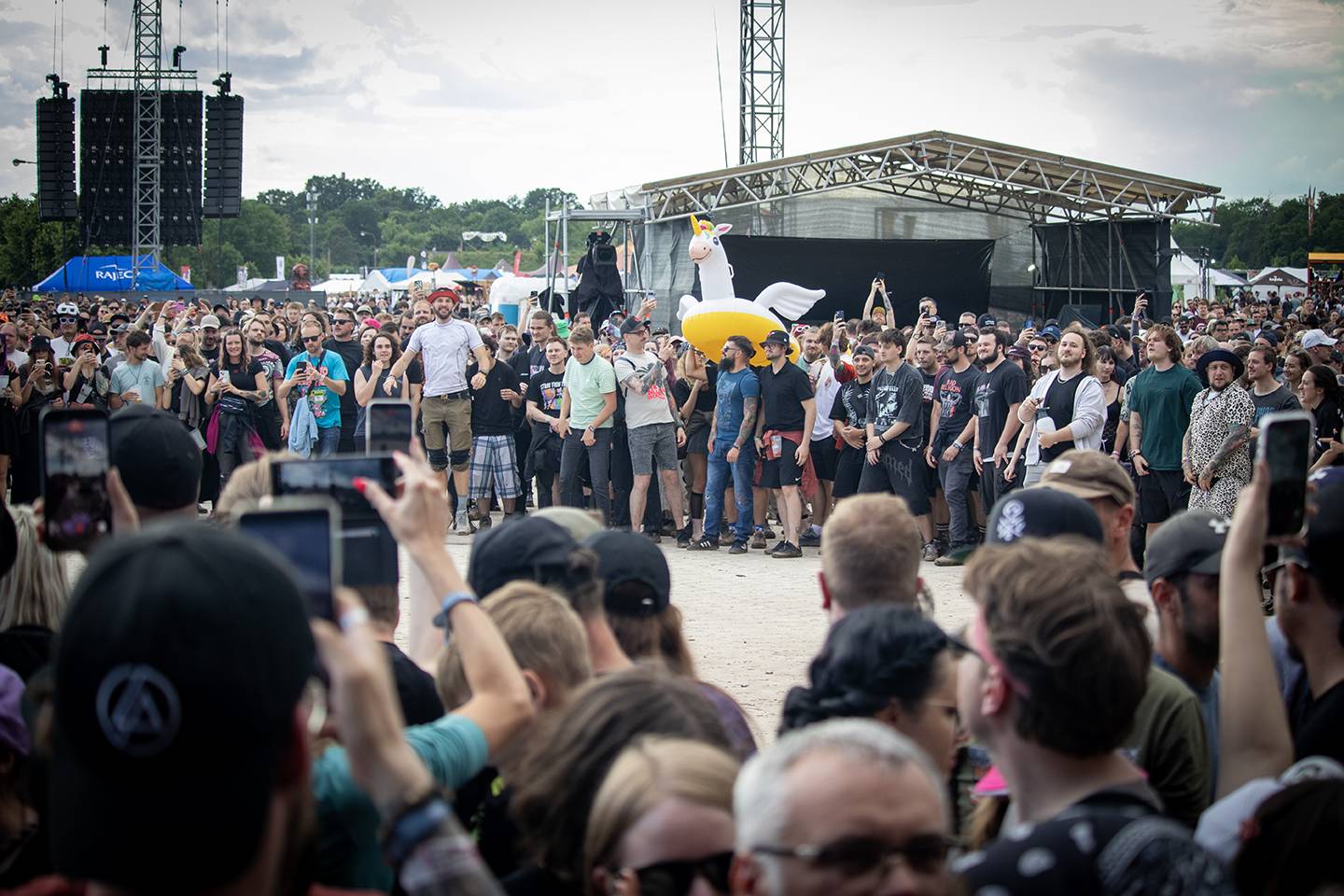 Čtvrtý den na Rock for People zazářili Silent Planet a Within Temptation, pobavil Tigran