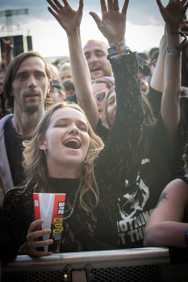 Čtvrtý den na Rock for People zazářili Silent Planet a Within Temptation, pobavil Tigran