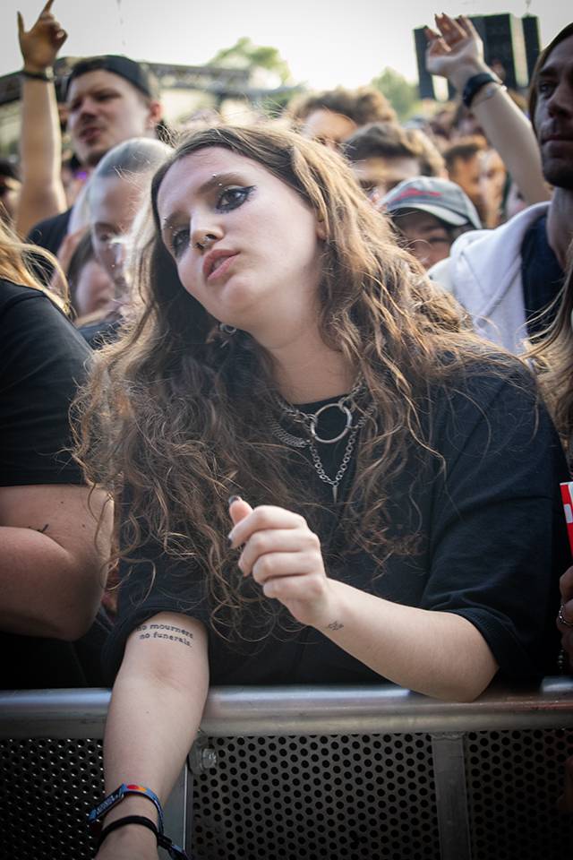 Čtvrtý den na Rock for People zazářili Silent Planet a Within Temptation, pobavil Tigran