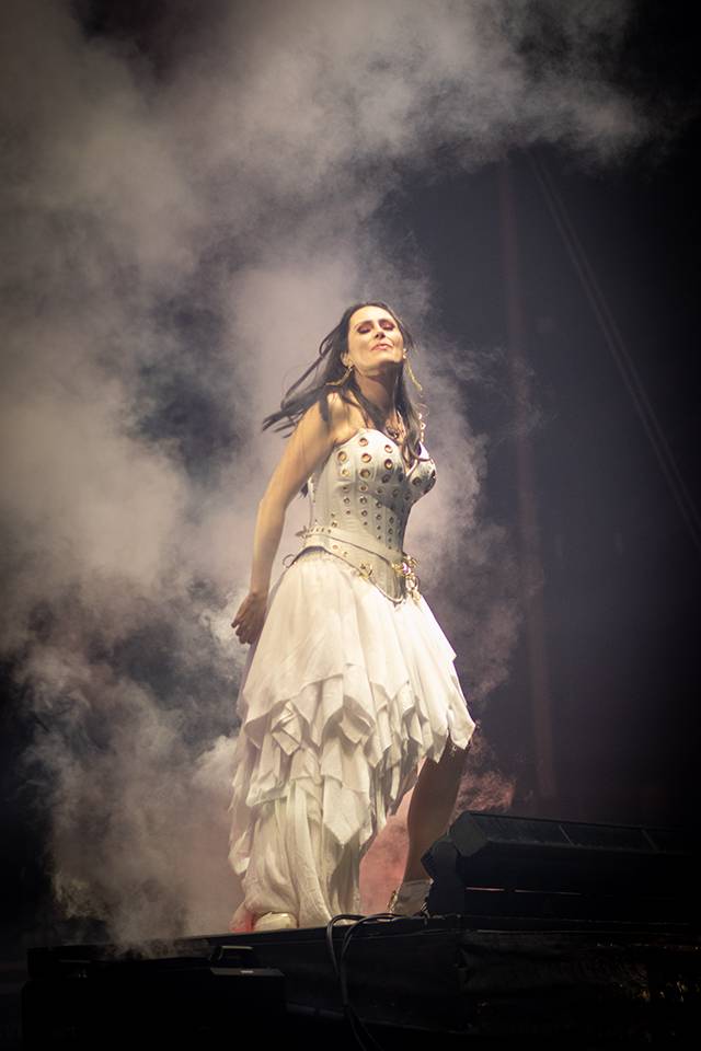 Čtvrtý den na Rock for People zazářili Silent Planet a Within Temptation, pobavil Tigran