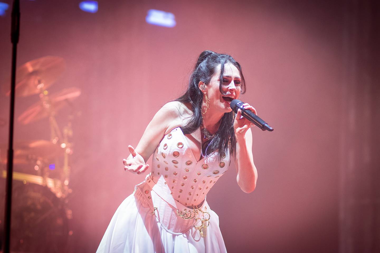 Čtvrtý den na Rock for People zazářili Silent Planet a Within Temptation, pobavil Tigran
