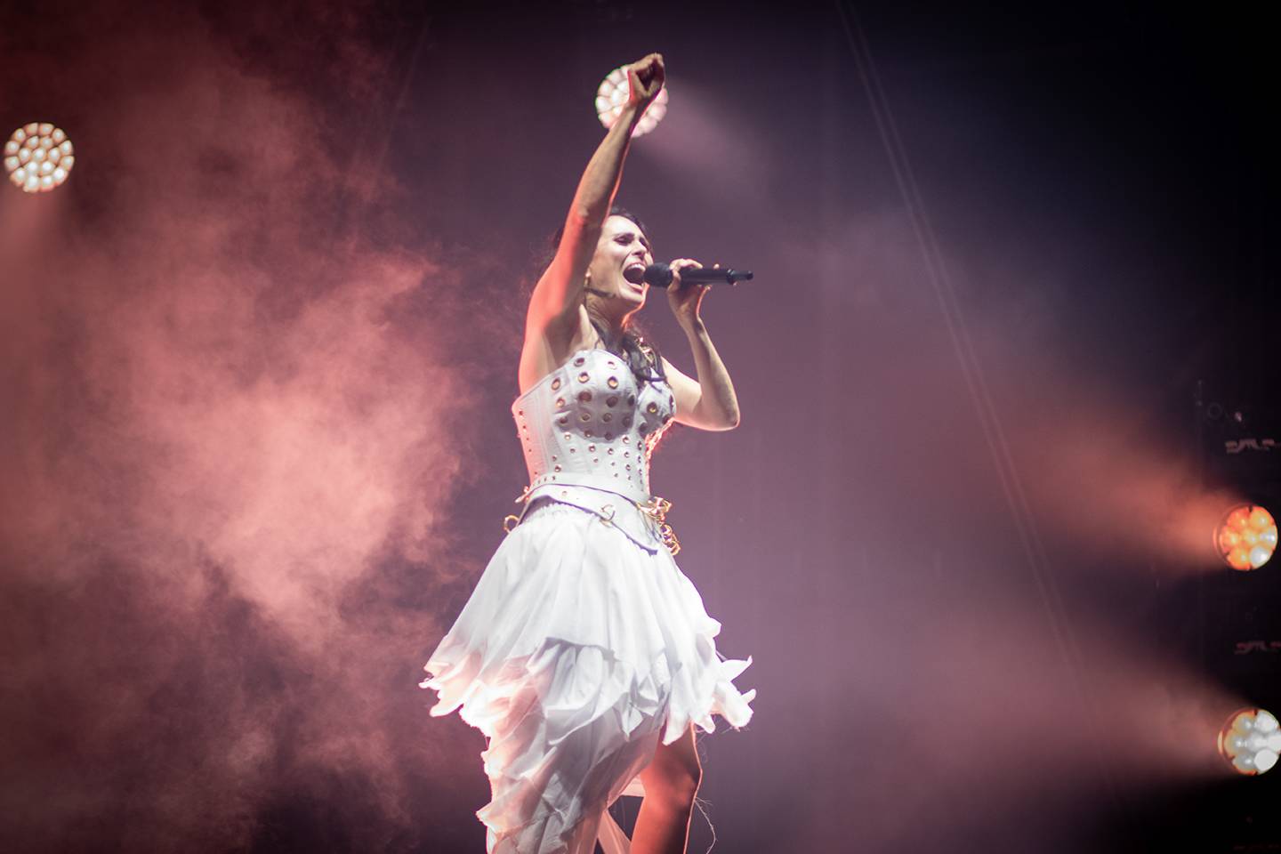 Čtvrtý den na Rock for People zazářili Silent Planet a Within Temptation, pobavil Tigran