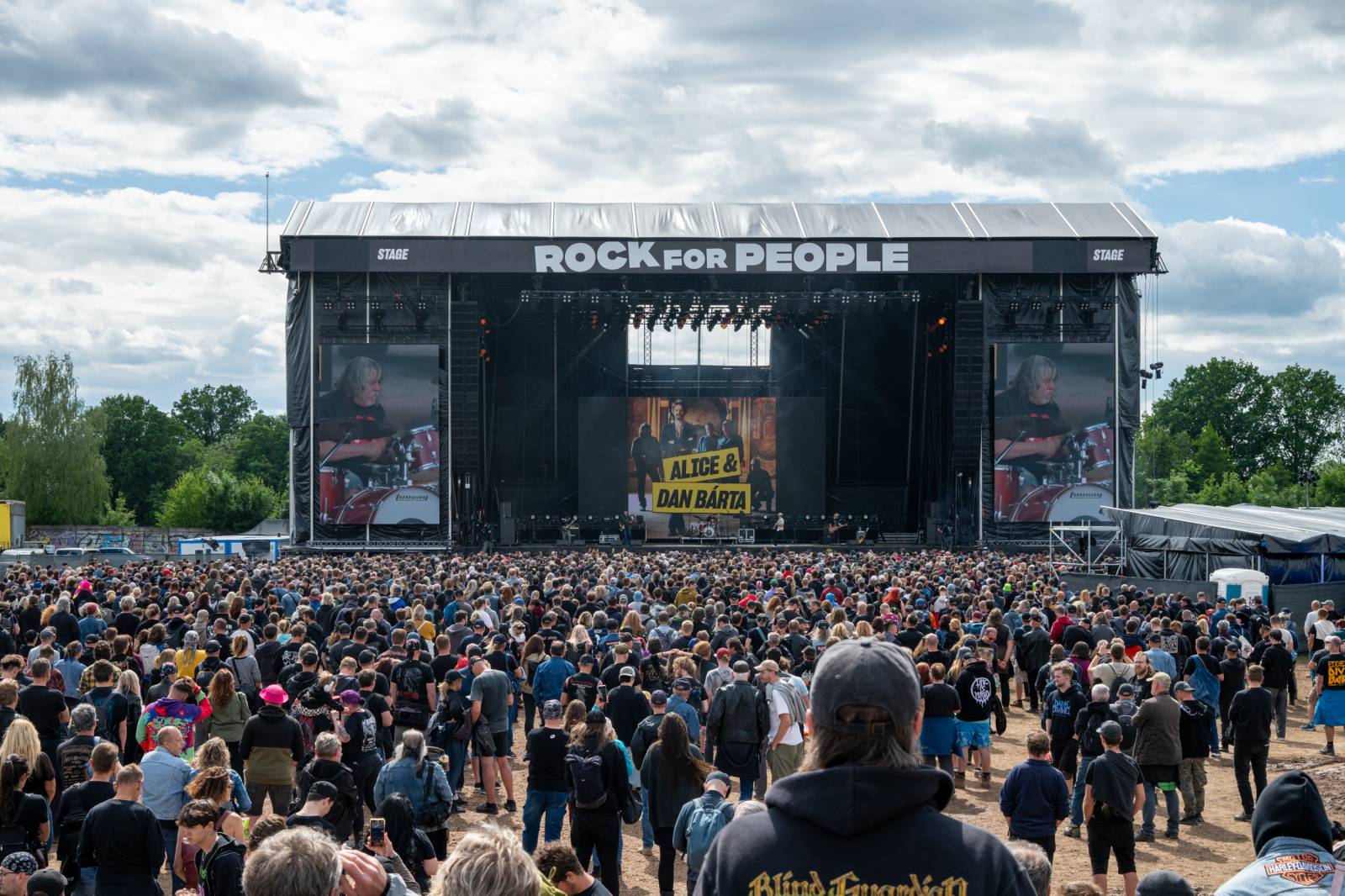 Lekce ryzího metalu od Iron Maiden, bravurní Alter Bridge i skvělý Dan Bárta. Takový byl poslední den na Rock for People