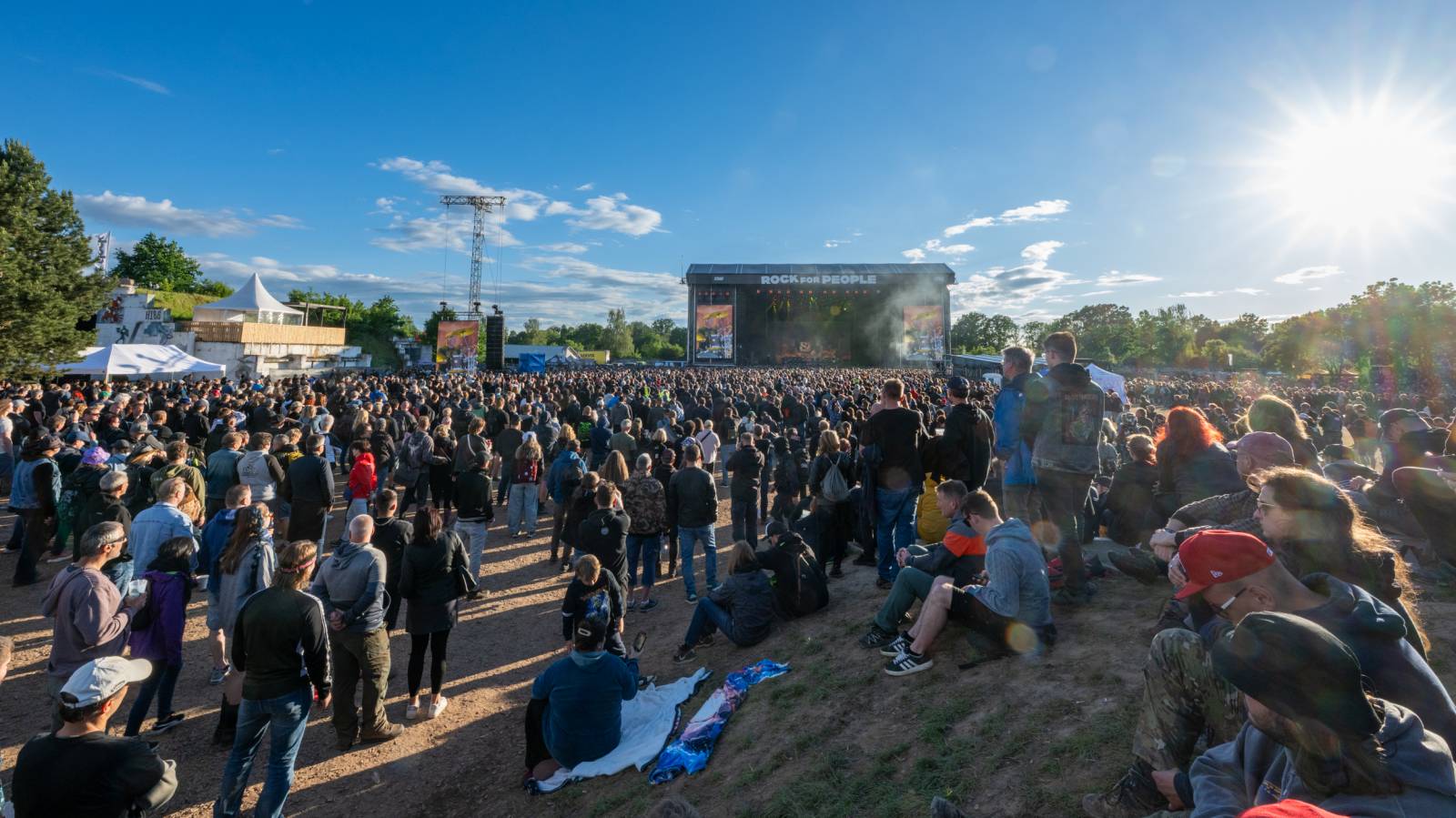Lekce ryzího metalu od Iron Maiden, bravurní Alter Bridge i skvělý Dan Bárta. Takový byl poslední den na Rock for People