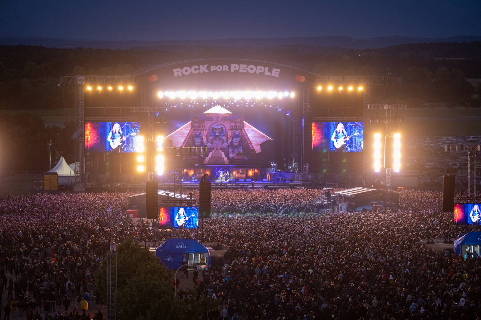 Lekce ryzího metalu od Iron Maiden, bravurní Alter Bridge i skvělý Dan Bárta. Takový byl poslední den na Rock for People