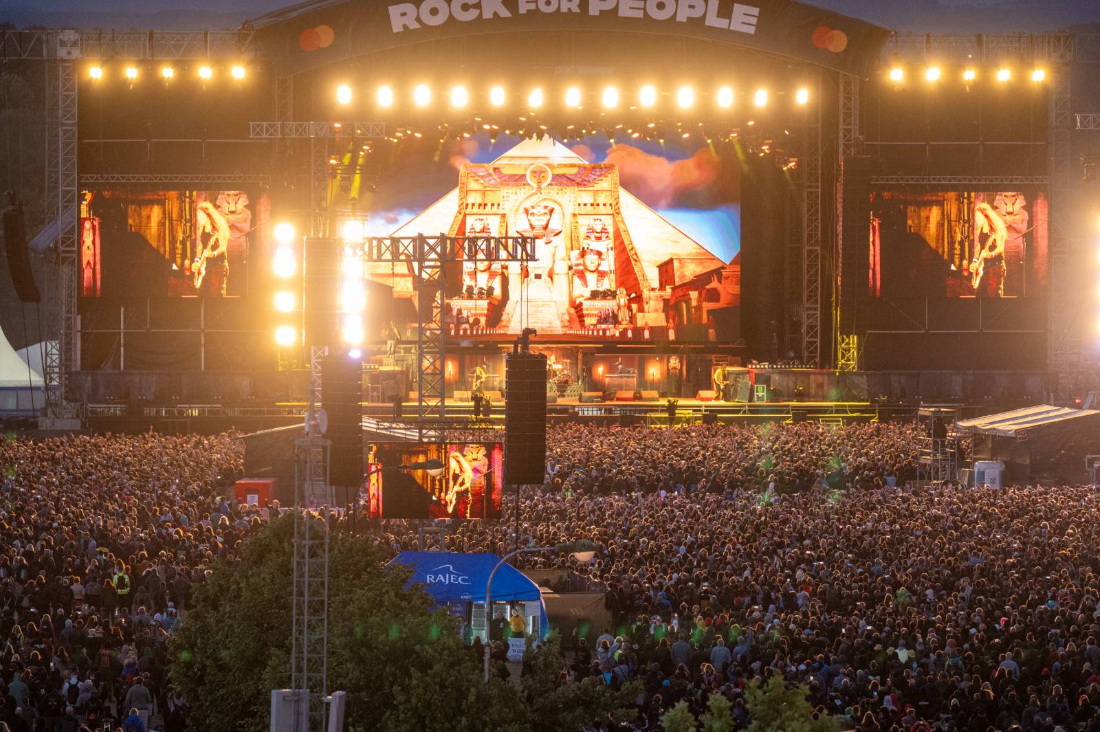 Lekce ryzího metalu od Iron Maiden, bravurní Alter Bridge i skvělý Dan Bárta. Takový byl poslední den na Rock for People
