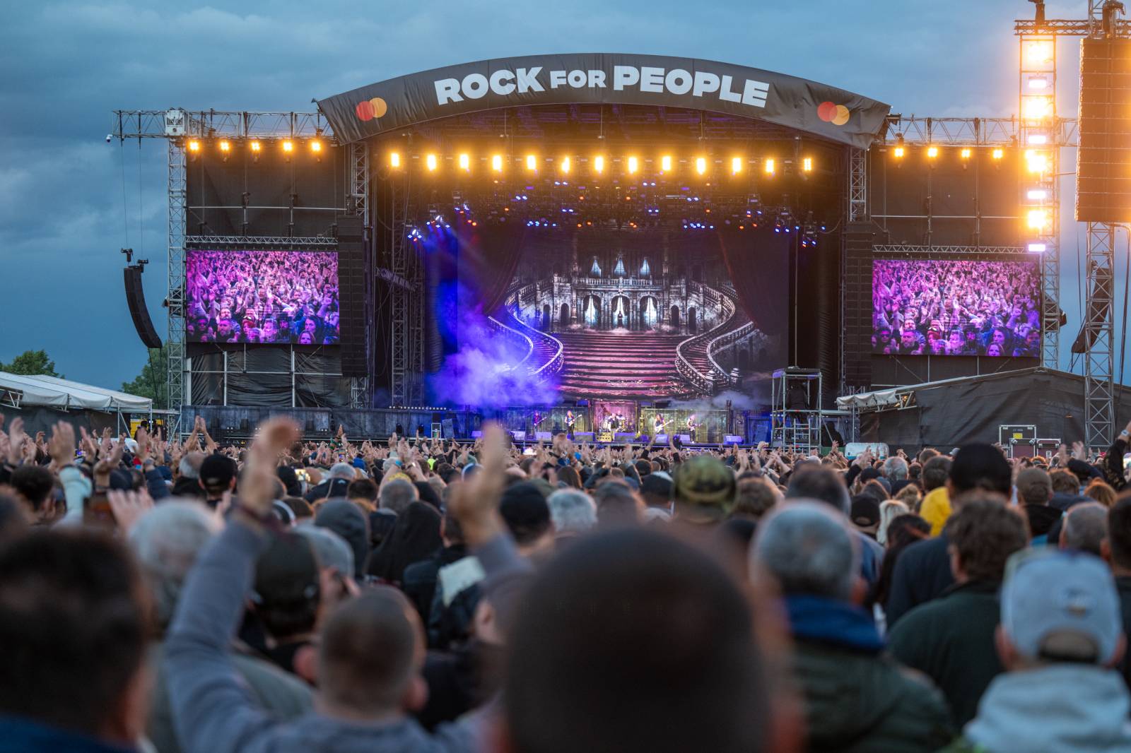 Lekce ryzího metalu od Iron Maiden, bravurní Alter Bridge i skvělý Dan Bárta. Takový byl poslední den na Rock for People