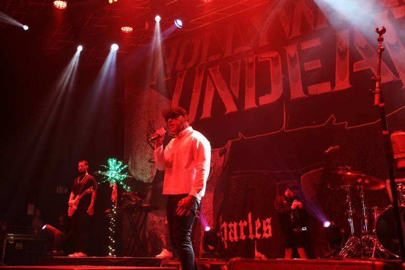 Jako utržení ze řetězu. Hollywood Undead vtrhli do Brna, doprovodili je The Truth Is Out There