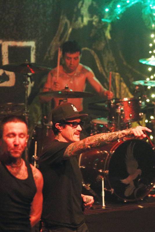 Jako utržení ze řetězu. Hollywood Undead vtrhli do Brna, doprovodili je The Truth Is Out There