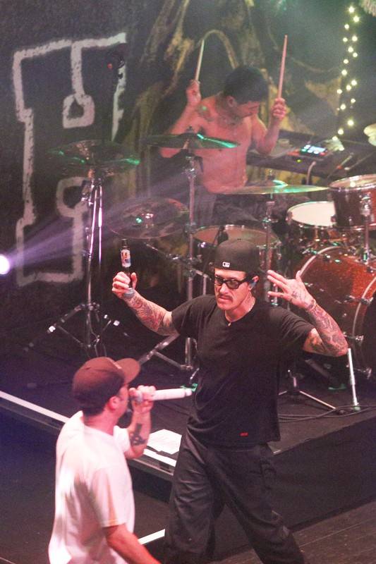 Jako utržení ze řetězu. Hollywood Undead vtrhli do Brna, doprovodili je The Truth Is Out There