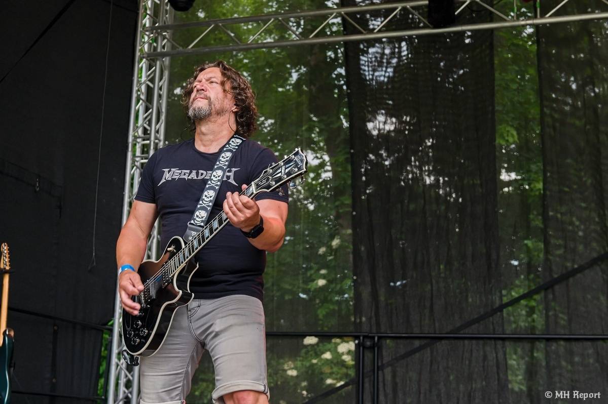 Hvězdou Rock for JK Manětín byli punkoví SPS. Žízeň publikum uhasilo s Alkeholem, zahrálo i Totální nasazení