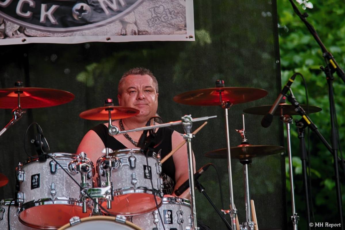 Hvězdou Rock for JK Manětín byli punkoví SPS. Žízeň publikum uhasilo s Alkeholem, zahrálo i Totální nasazení