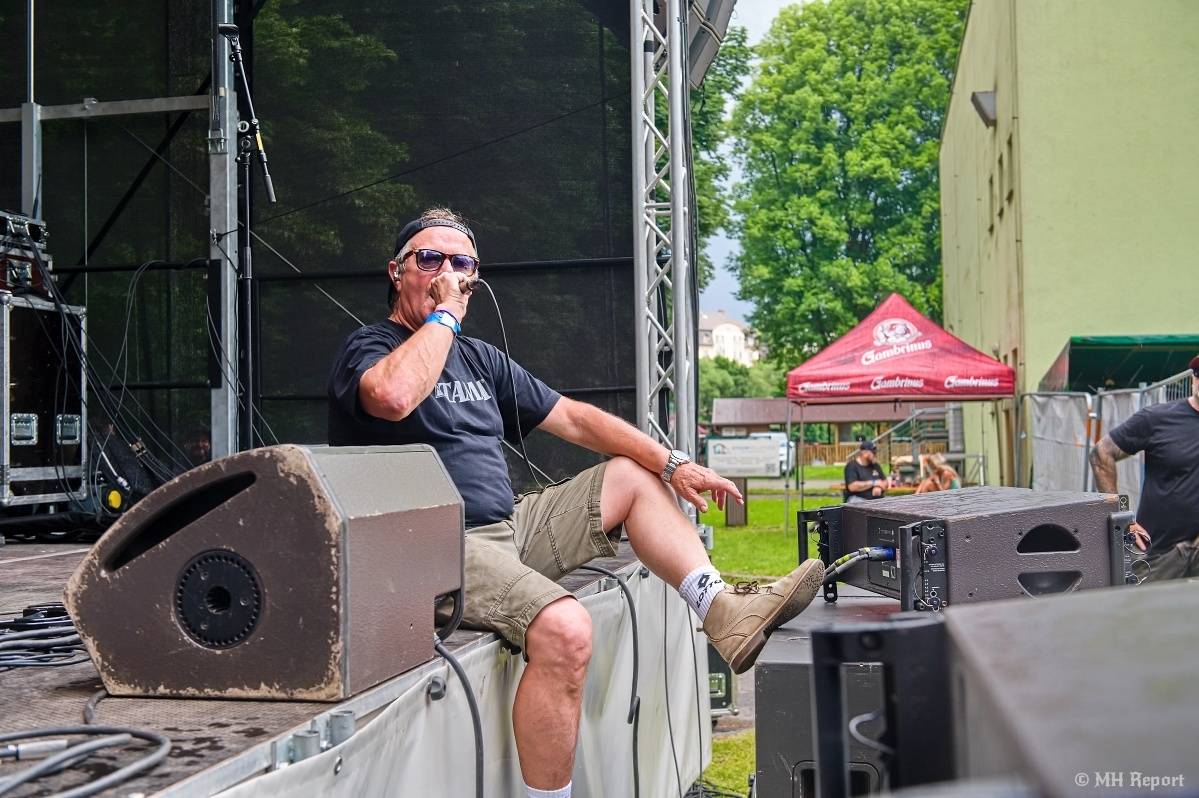 Hvězdou Rock for JK Manětín byli punkoví SPS. Žízeň publikum uhasilo s Alkeholem, zahrálo i Totální nasazení