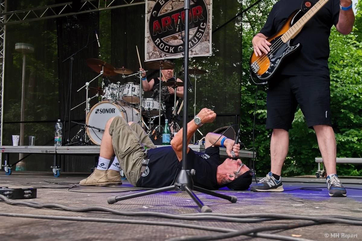 Hvězdou Rock for JK Manětín byli punkoví SPS. Žízeň publikum uhasilo s Alkeholem, zahrálo i Totální nasazení