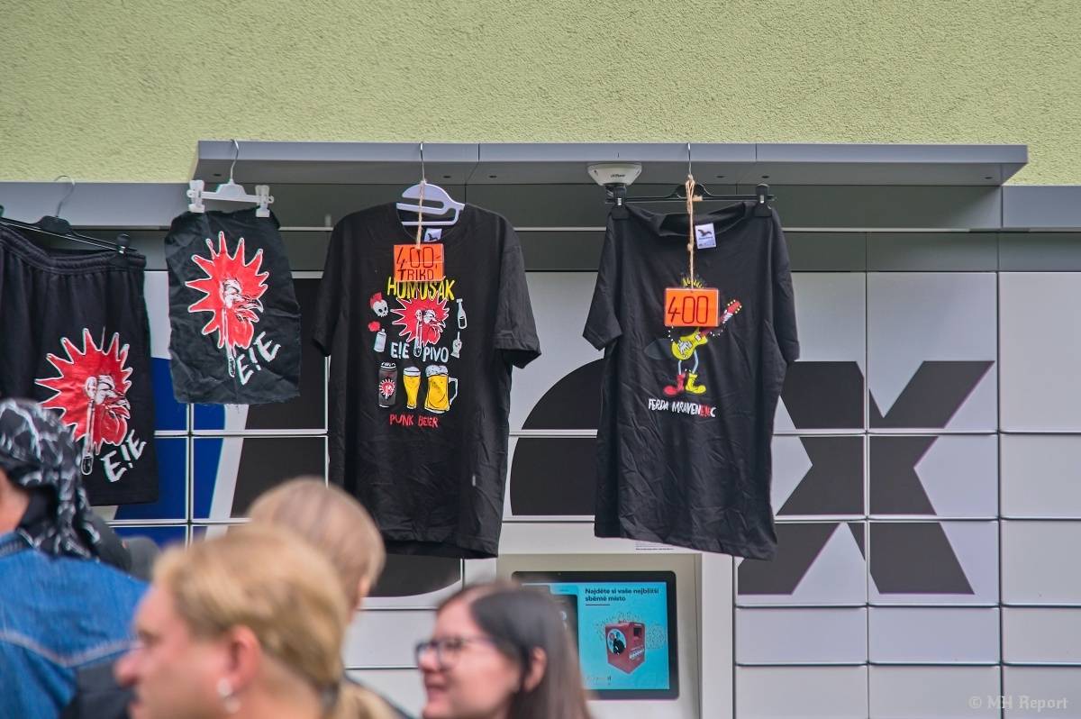 Hvězdou Rock for JK Manětín byli punkoví SPS. Žízeň publikum uhasilo s Alkeholem, zahrálo i Totální nasazení