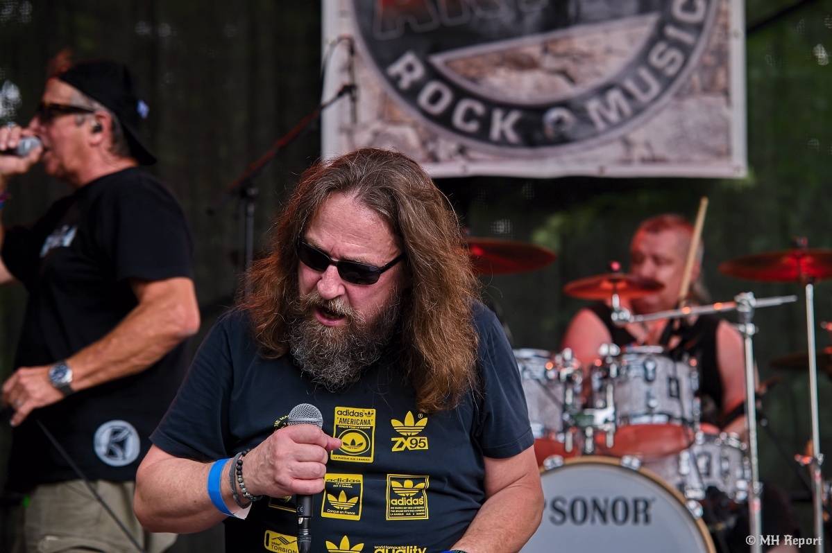 Hvězdou Rock for JK Manětín byli punkoví SPS. Žízeň publikum uhasilo s Alkeholem, zahrálo i Totální nasazení