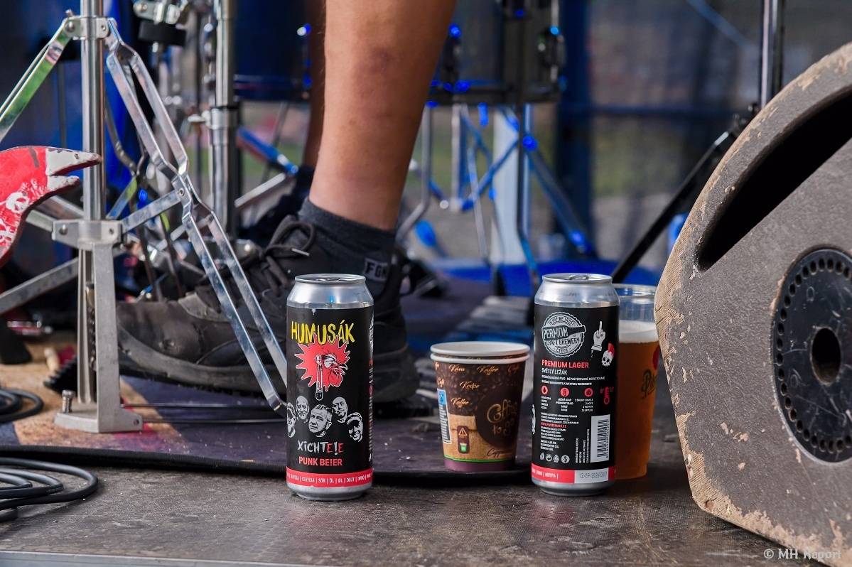 Hvězdou Rock for JK Manětín byli punkoví SPS. Žízeň publikum uhasilo s Alkeholem, zahrálo i Totální nasazení