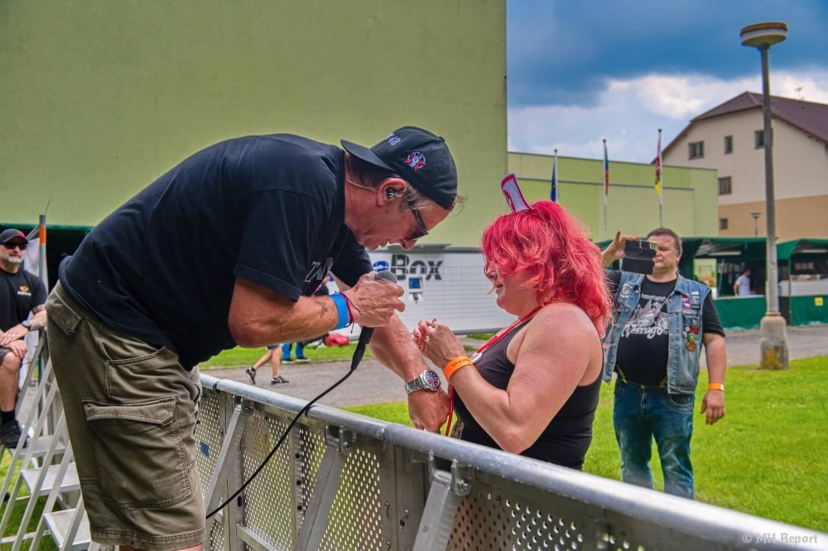 Hvězdou Rock for JK Manětín byli punkoví SPS. Žízeň publikum uhasilo s Alkeholem, zahrálo i Totální nasazení