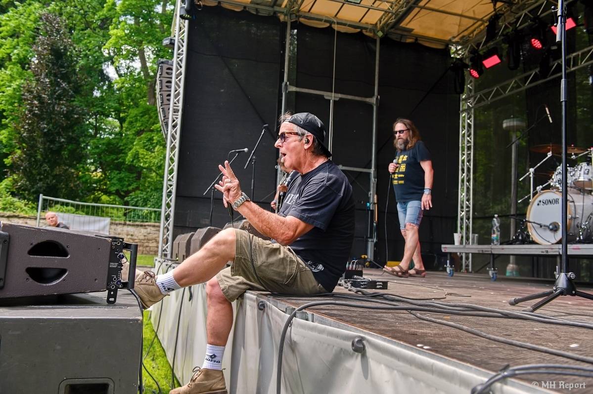 Hvězdou Rock for JK Manětín byli punkoví SPS. Žízeň publikum uhasilo s Alkeholem, zahrálo i Totální nasazení