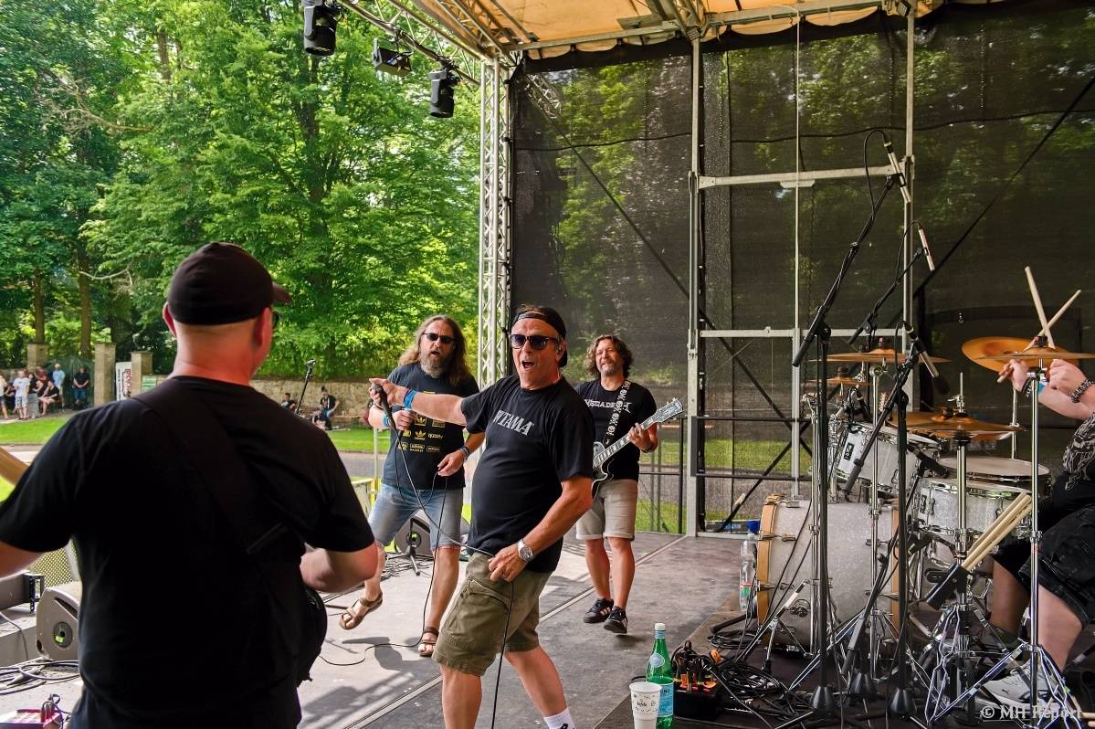 Hvězdou Rock for JK Manětín byli punkoví SPS. Žízeň publikum uhasilo s Alkeholem, zahrálo i Totální nasazení
