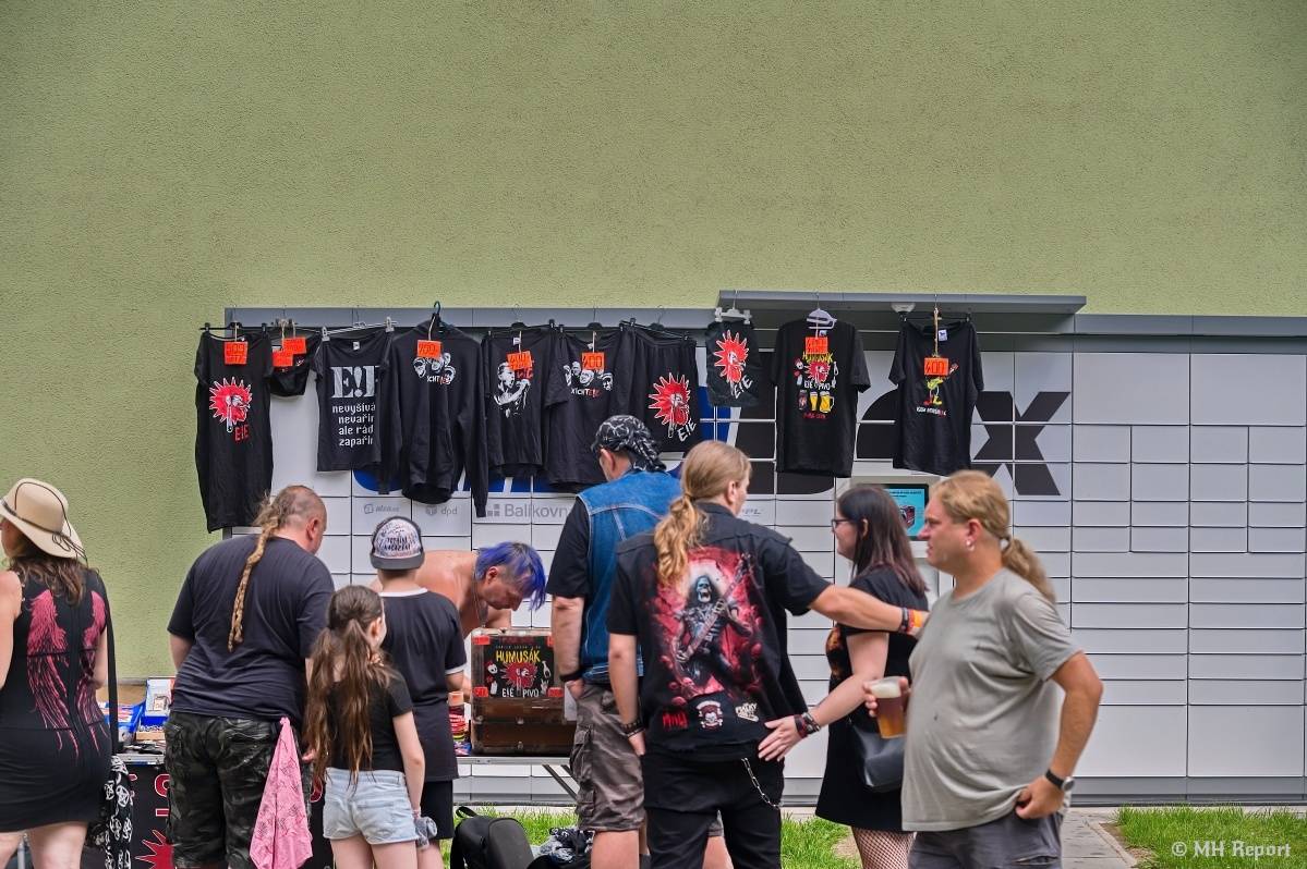 Hvězdou Rock for JK Manětín byli punkoví SPS. Žízeň publikum uhasilo s Alkeholem, zahrálo i Totální nasazení