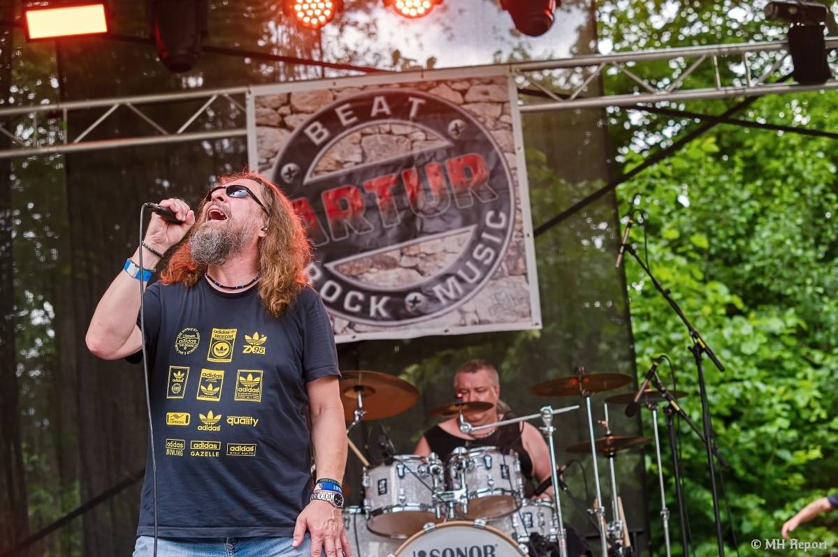 Hvězdou Rock for JK Manětín byli punkoví SPS. Žízeň publikum uhasilo s Alkeholem, zahrálo i Totální nasazení