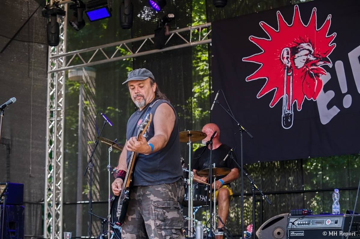 Hvězdou Rock for JK Manětín byli punkoví SPS. Žízeň publikum uhasilo s Alkeholem, zahrálo i Totální nasazení