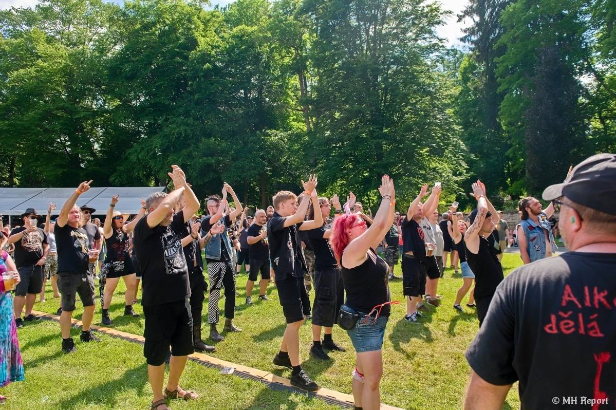 Hvězdou Rock for JK Manětín byli punkoví SPS. Žízeň publikum uhasilo s Alkeholem, zahrálo i Totální nasazení