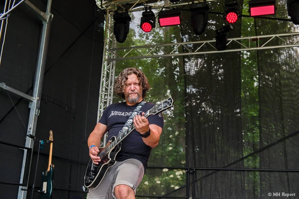 Hvězdou Rock for JK Manětín byli punkoví SPS. Žízeň publikum uhasilo s Alkeholem, zahrálo i Totální nasazení