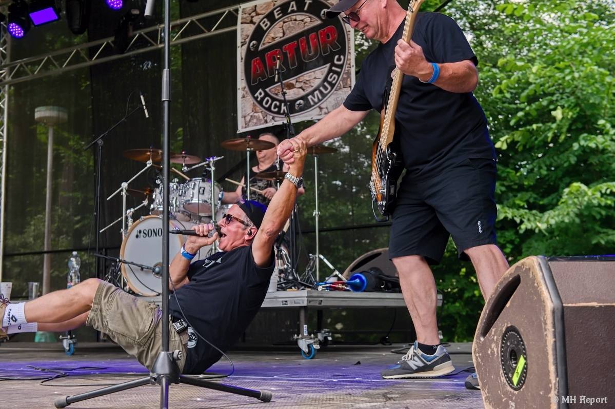 Hvězdou Rock for JK Manětín byli punkoví SPS. Žízeň publikum uhasilo s Alkeholem, zahrálo i Totální nasazení