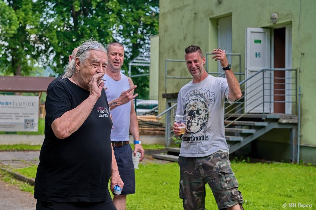Hvězdou Rock for JK Manětín byli punkoví SPS. Žízeň publikum uhasilo s Alkeholem, zahrálo i Totální nasazení