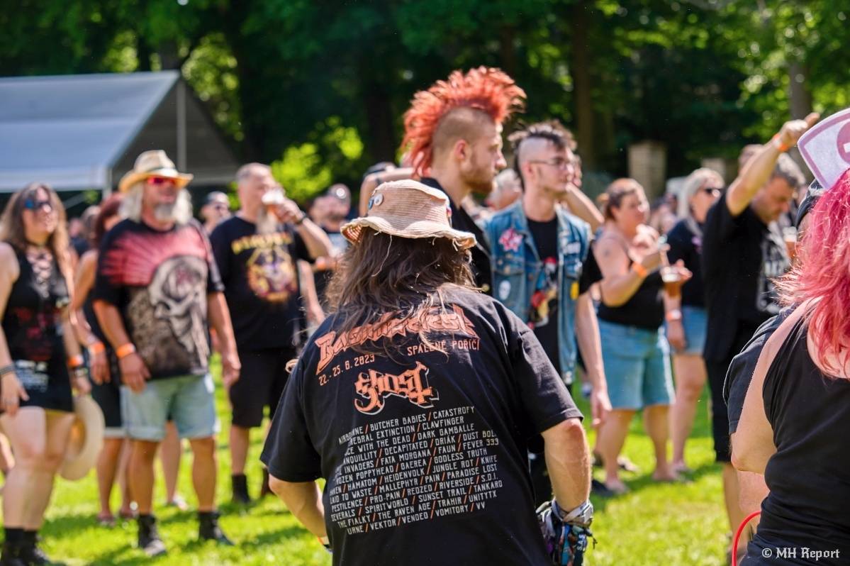 Hvězdou Rock for JK Manětín byli punkoví SPS. Žízeň publikum uhasilo s Alkeholem, zahrálo i Totální nasazení
