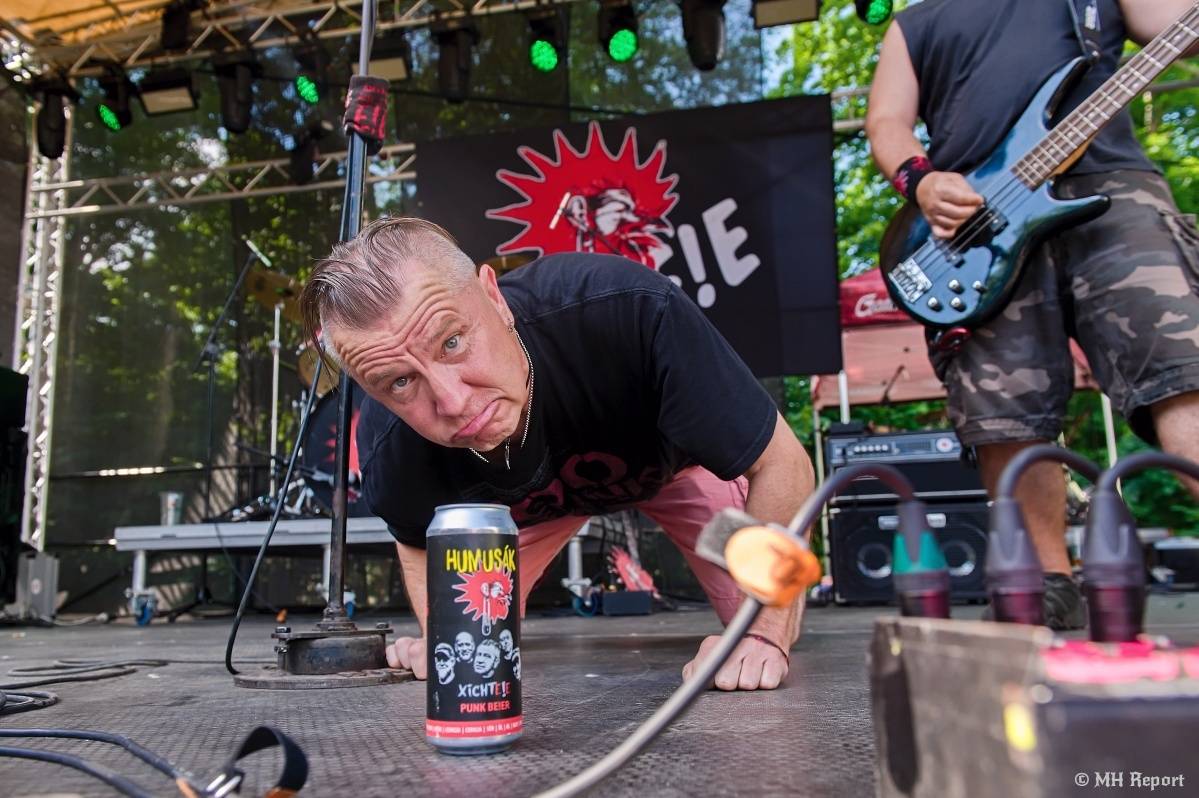 Hvězdou Rock for JK Manětín byli punkoví SPS. Žízeň publikum uhasilo s Alkeholem, zahrálo i Totální nasazení