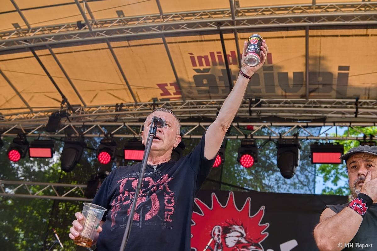 Hvězdou Rock for JK Manětín byli punkoví SPS. Žízeň publikum uhasilo s Alkeholem, zahrálo i Totální nasazení