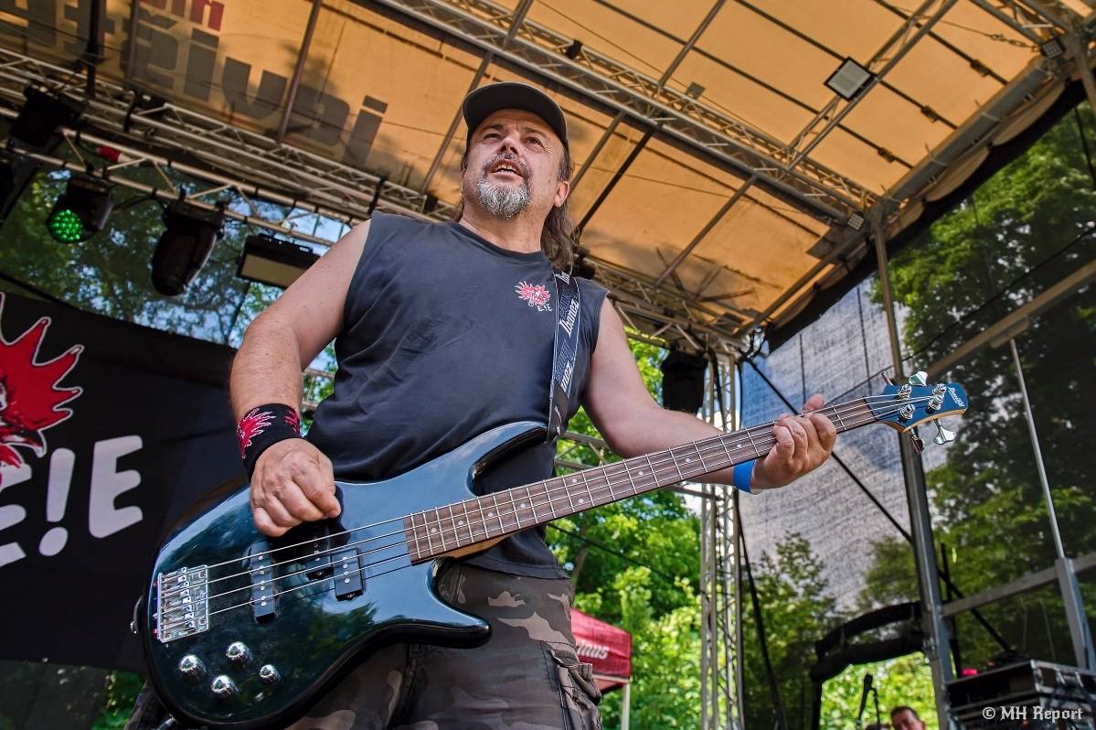 Hvězdou Rock for JK Manětín byli punkoví SPS. Žízeň publikum uhasilo s Alkeholem, zahrálo i Totální nasazení
