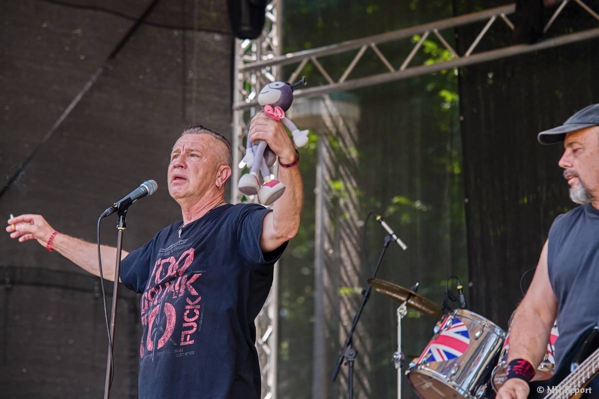 Hvězdou Rock for JK Manětín byli punkoví SPS. Žízeň publikum uhasilo s Alkeholem, zahrálo i Totální nasazení