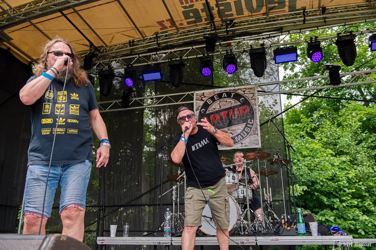 Hvězdou Rock for JK Manětín byli punkoví SPS. Žízeň publikum uhasilo s Alkeholem, zahrálo i Totální nasazení