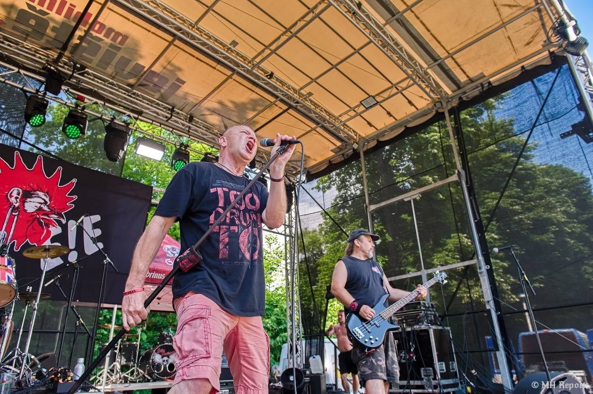 Hvězdou Rock for JK Manětín byli punkoví SPS. Žízeň publikum uhasilo s Alkeholem, zahrálo i Totální nasazení