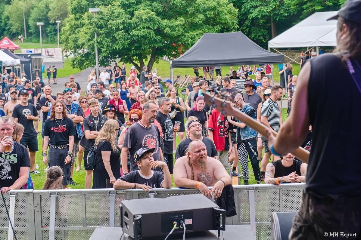 Hvězdou Rock for JK Manětín byli punkoví SPS. Žízeň publikum uhasilo s Alkeholem, zahrálo i Totální nasazení