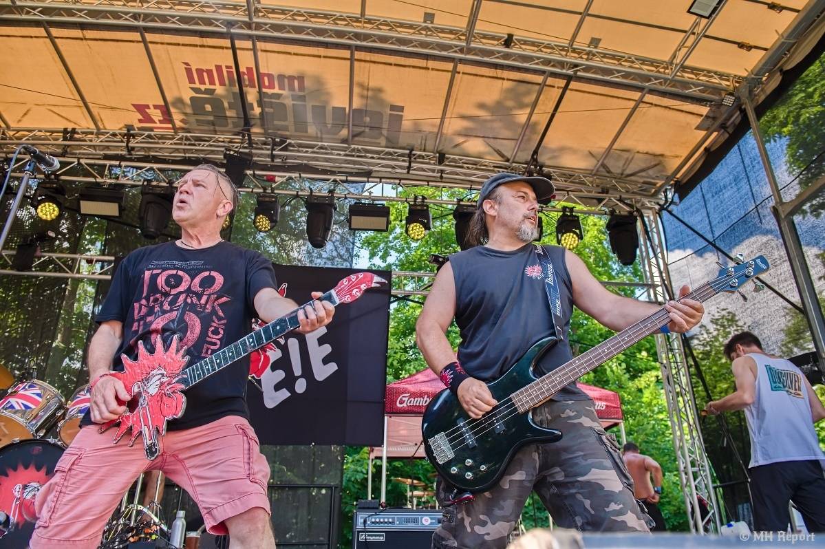 Hvězdou Rock for JK Manětín byli punkoví SPS. Žízeň publikum uhasilo s Alkeholem, zahrálo i Totální nasazení