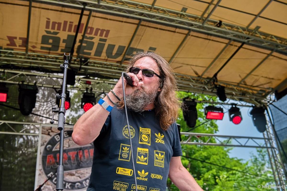 Hvězdou Rock for JK Manětín byli punkoví SPS. Žízeň publikum uhasilo s Alkeholem, zahrálo i Totální nasazení