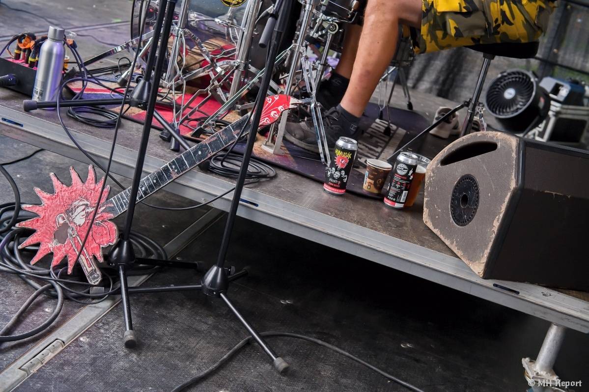 Hvězdou Rock for JK Manětín byli punkoví SPS. Žízeň publikum uhasilo s Alkeholem, zahrálo i Totální nasazení