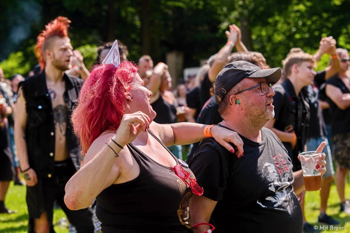 Hvězdou Rock for JK Manětín byli punkoví SPS. Žízeň publikum uhasilo s Alkeholem, zahrálo i Totální nasazení