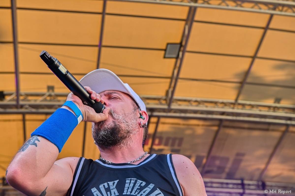 Hvězdou Rock for JK Manětín byli punkoví SPS. Žízeň publikum uhasilo s Alkeholem, zahrálo i Totální nasazení