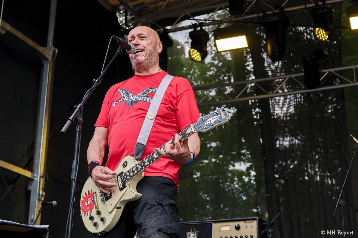 Hvězdou Rock for JK Manětín byli punkoví SPS. Žízeň publikum uhasilo s Alkeholem, zahrálo i Totální nasazení